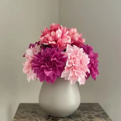 Beige matte vaas met roze fuchia dahlia’s