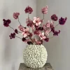 Beige vaas met burgundy roze zijden bloem boeket