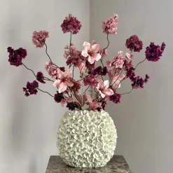 Beige vaas met burgundy roze zijden bloem boeket