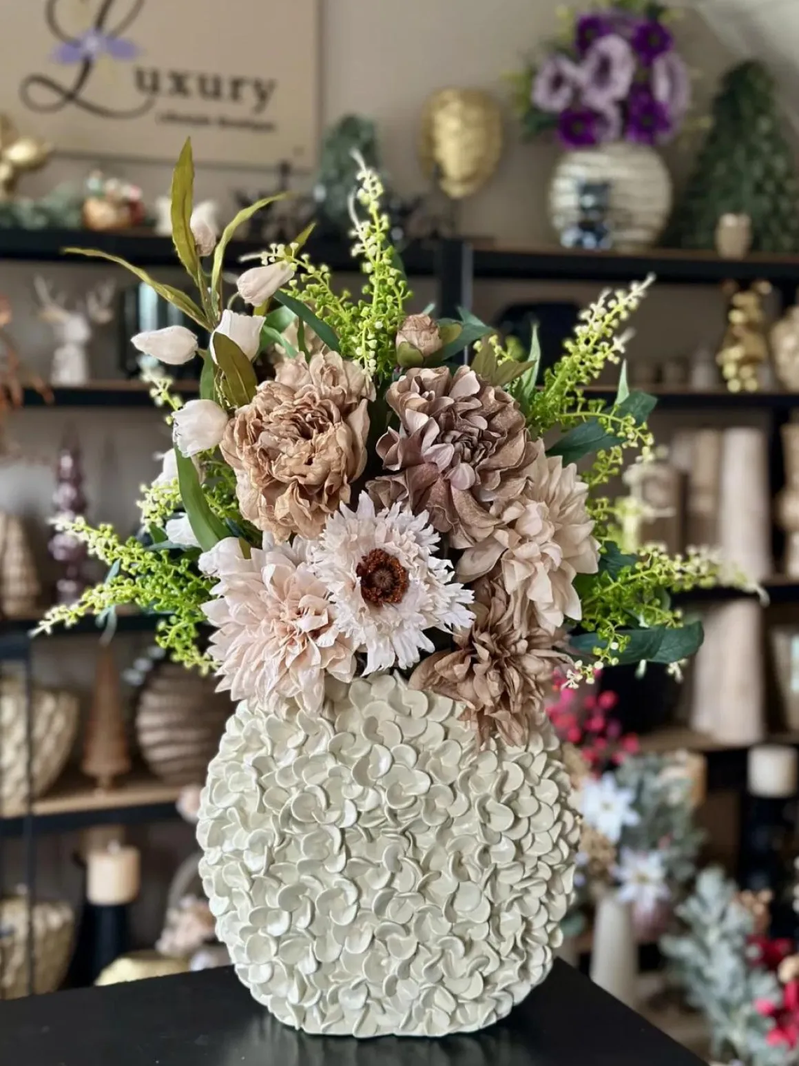 Beige vaas met zijden bloem boeket nude