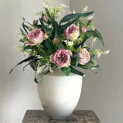 Beige vaas met zijden bloem boeket