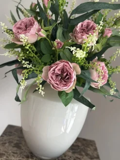 Beige vaas met zijden bloem boeket
