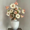 Beige vaas met zijden bloem boeket peach beige