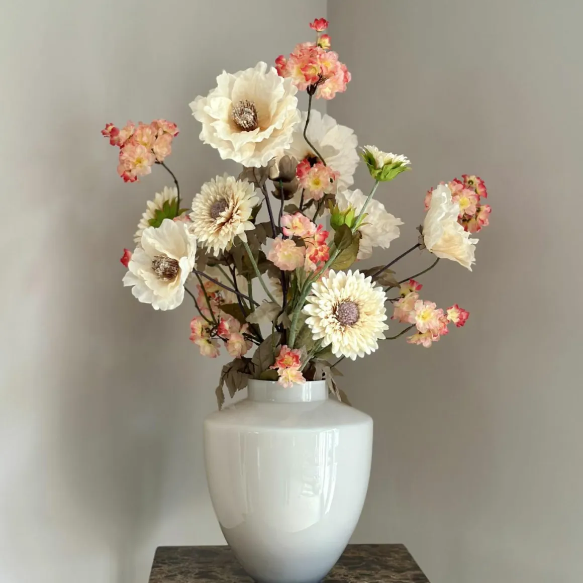 Beige vaas met zijden bloem boeket peach beige
