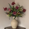 Beige vaas met zijden bloem boeket aubergine