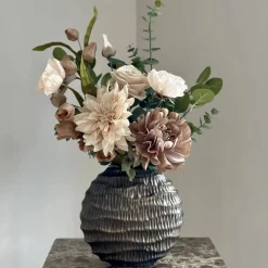 Bronze ovale vaas met zijden bloem boeket nude