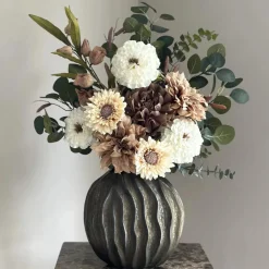 Bronze vaas met zijden bloem boeket nude