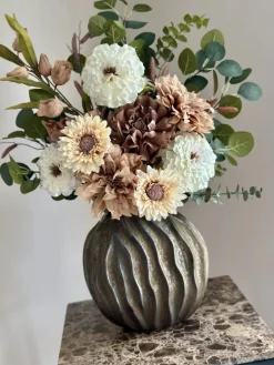 Bronze vaas met zijden bloem boeket nude