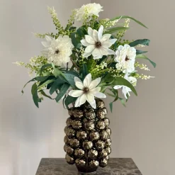 Bronzen vaas met zijden bloem boeket