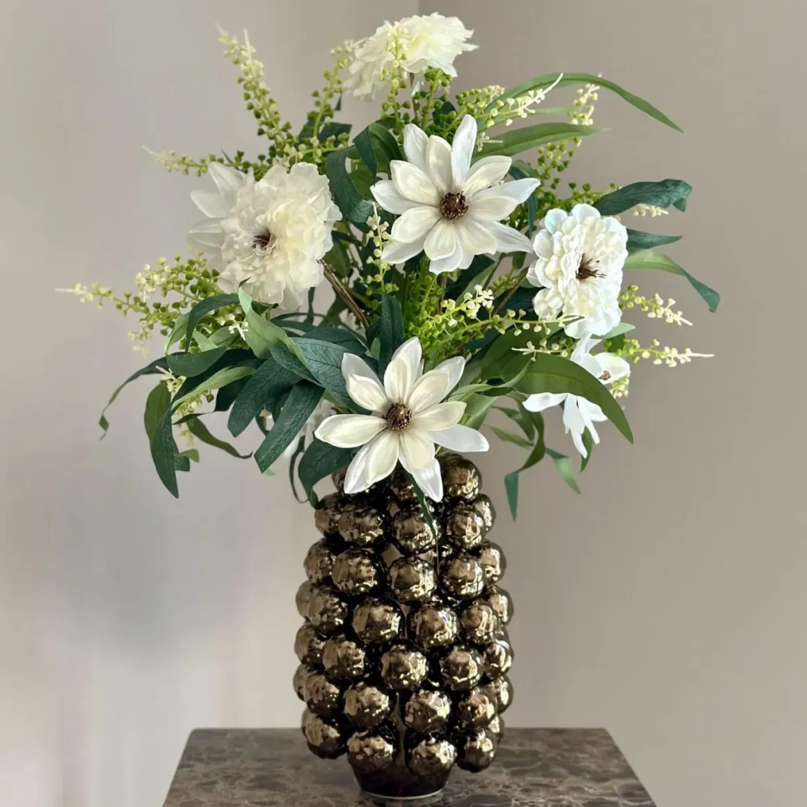 Bronzen vaas met zijden bloem boeket