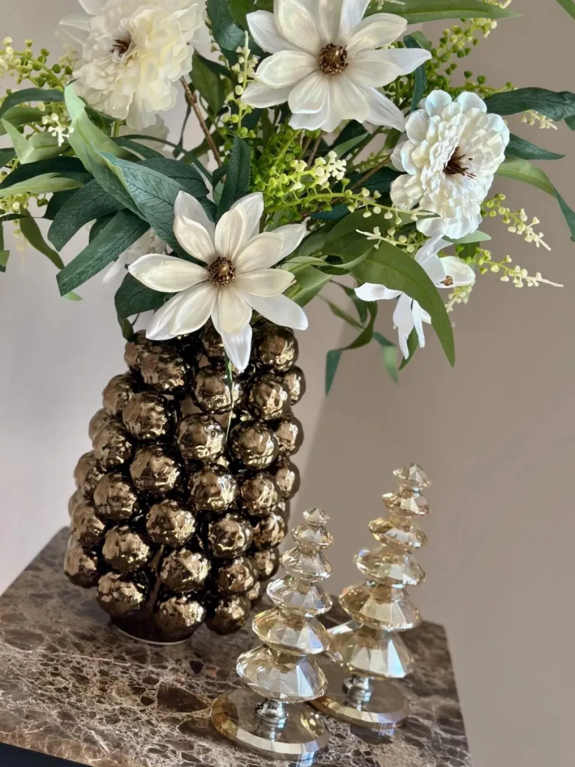 Bronzen vaas met zijden bloem boeket