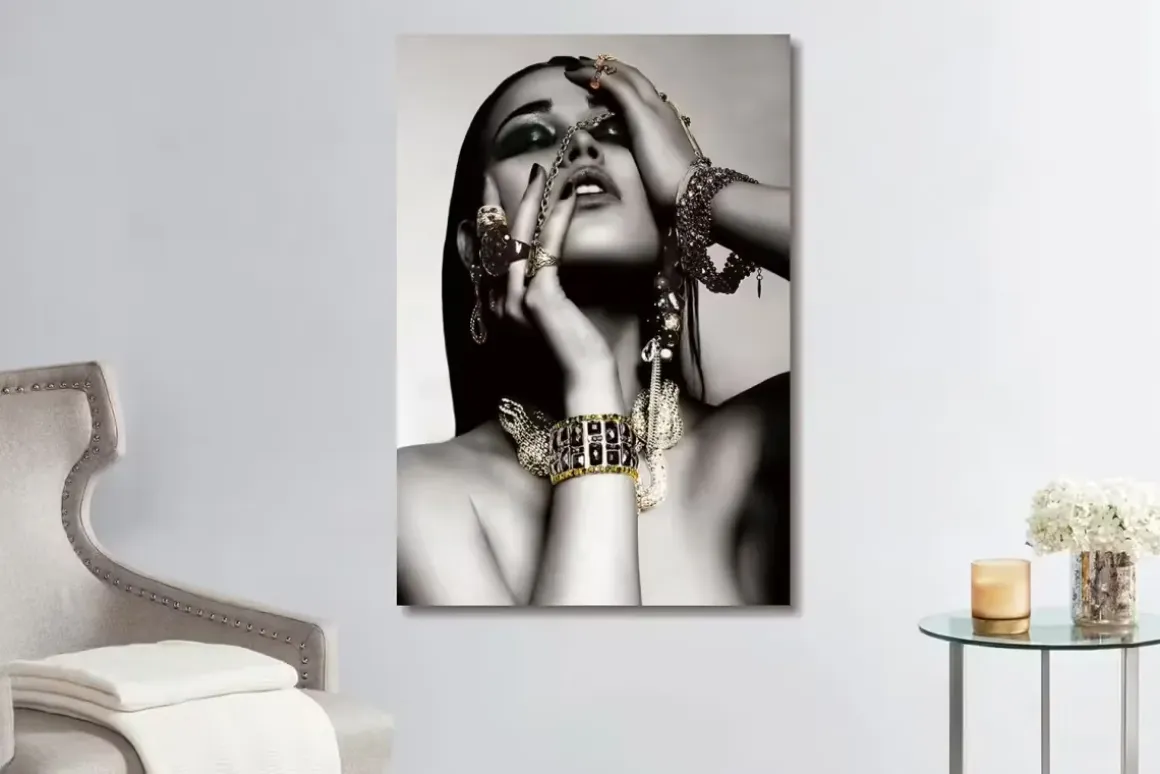 Glasschilderij Grijze vrouw met sierraden 110x160cm