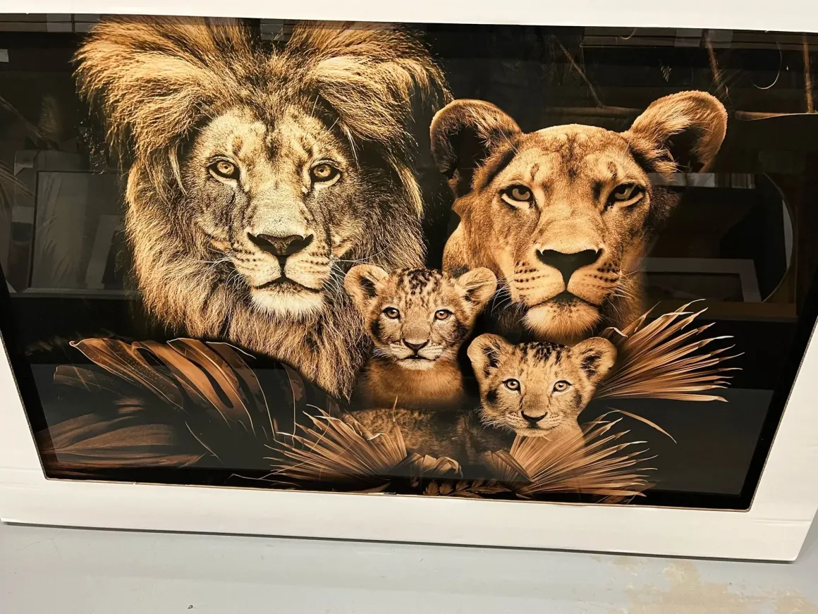 Glasschilderij Leeuwenfamillie met twee welpjes