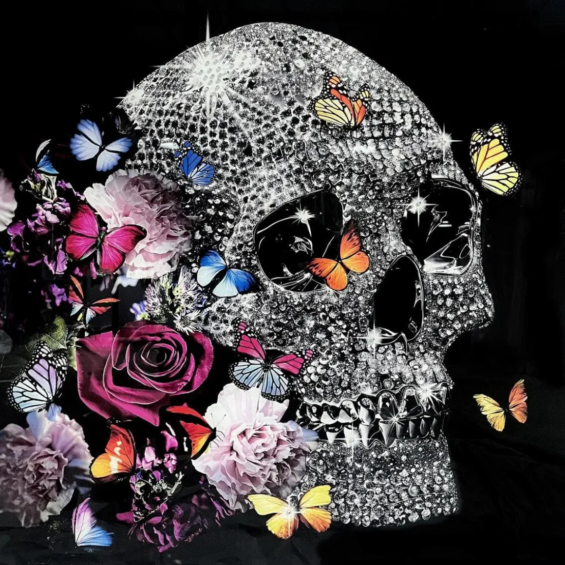 Glasschilderij met kristallen en lijst 80x80cm Doodskop met bloemen