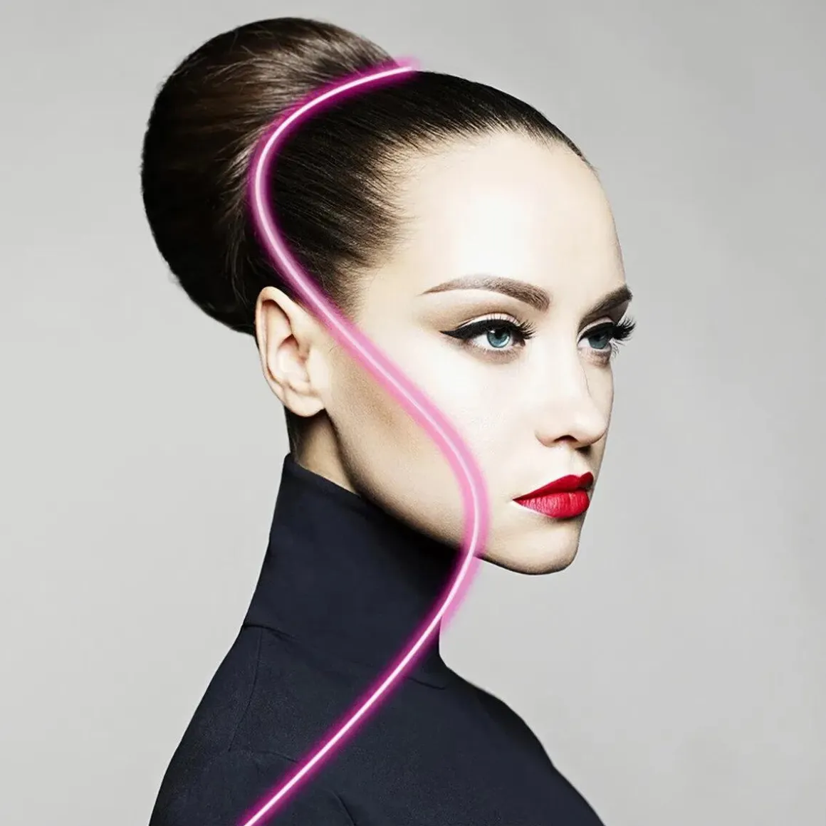 Glasschilderij met LED verlichting en lijst 80x80cm Vrouw met knot