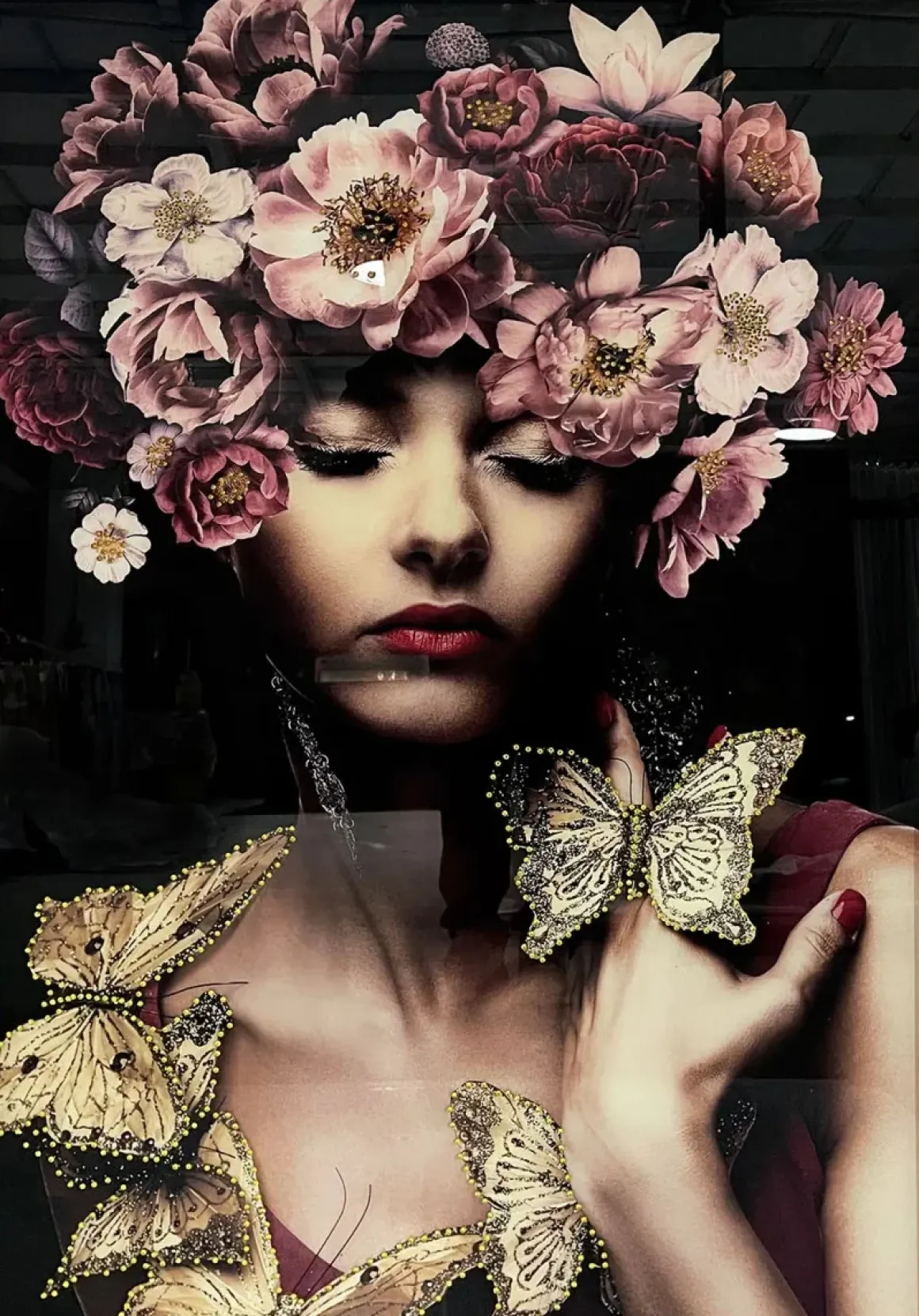 Glasschilderij met lijst en kristallen Vrouw met vlinderkrans/bloemen 80×120 cm