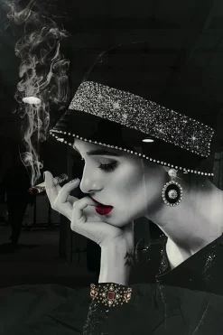 Glasschilderij met lijst en kristallen chique vrouw 80×120 cm