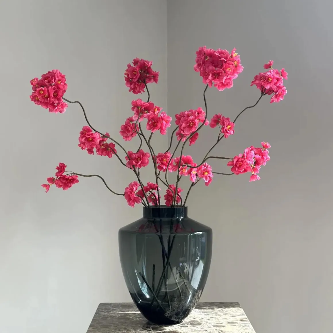 Glazen smoke vaas zwart met roze fuchsia kersenbloesem