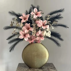 Goude vaas met zijden bloemen roze zwart