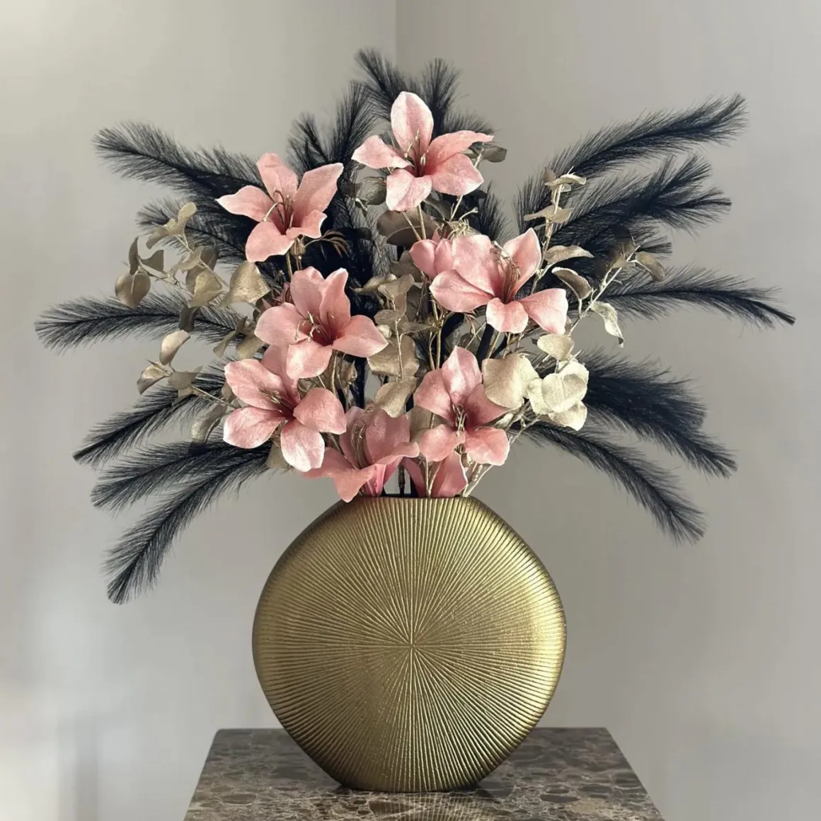 Goude vaas met zijden bloemen roze zwart