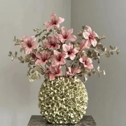 Goude vaas ovaal met zijden bloem boeket roze