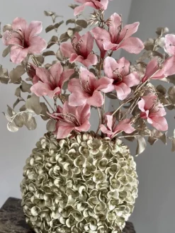 Goude vaas ovaal met zijden bloem boeket roze