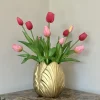 Gouden tulpen vaas met roze zijden tulpen boeket