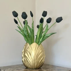 Gouden tulpen vaas met zwarte tulpen