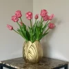 Gouden tulpenvaas met roze tulpen