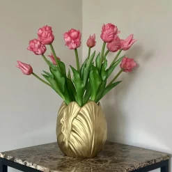 Gouden tulpenvaas met roze tulpen