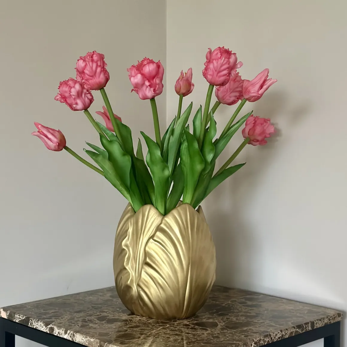 Gouden tulpenvaas met roze tulpen