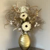 Gouden vaas met beige bruin wit zijden bloem boeket