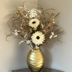 Gouden vaas met beige bruin wit zijden bloem boeket