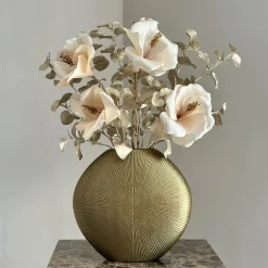 Gouden vaas met kunst bloemen beige