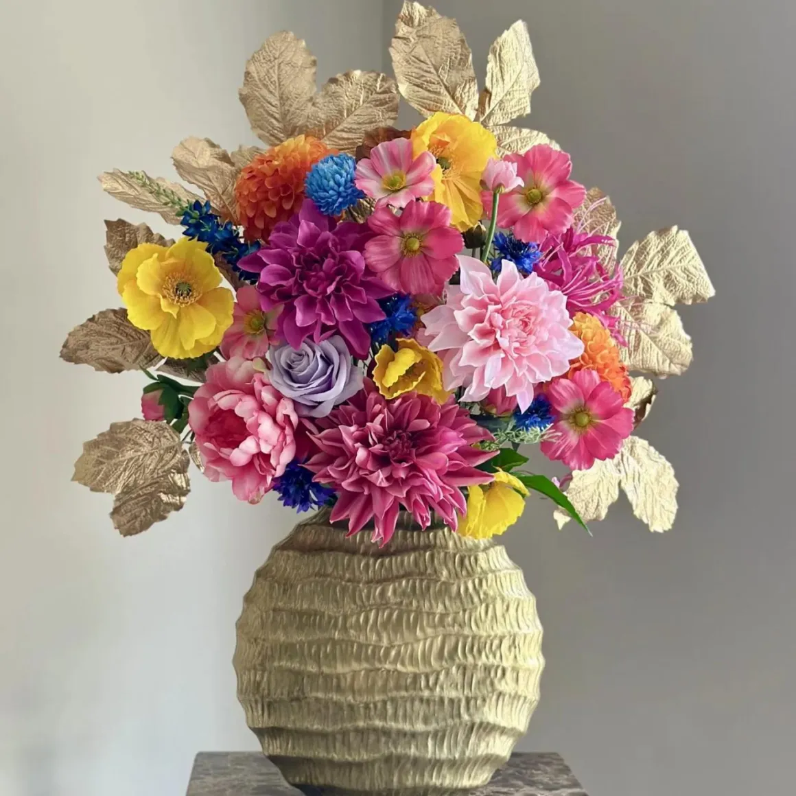 Gouden vaas met xxl zijden bloem boeket bont