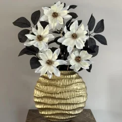 Gouden vaas met zijden bloem boeket