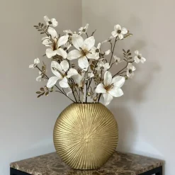 Gouden vaas ovaal met zijden bloem boeket wit