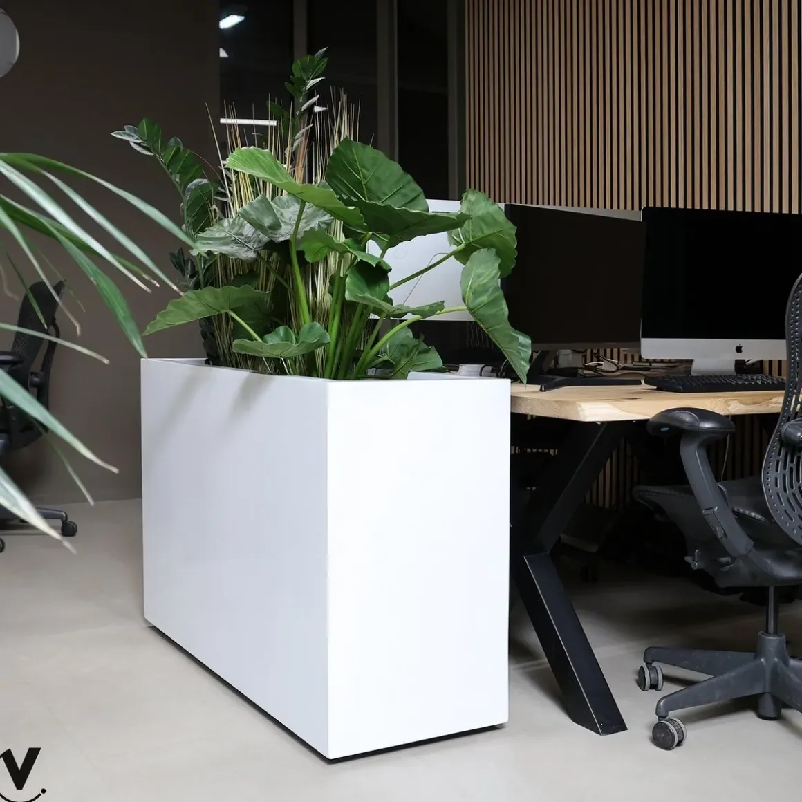 Grote smalle witte bloempot Chicago op wielen 100 of 120cm