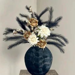 Grote zwarte vaas met zijden bloemen
