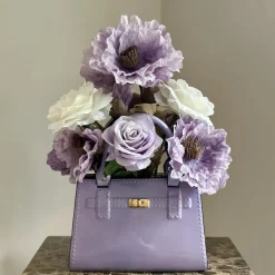 Handtas vaas met zijden bloem boeket paars