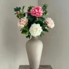 Hoge beige vaas met kunstbloemen pioenrozen
