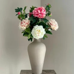 Hoge beige vaas met kunstbloemen pioenrozen
