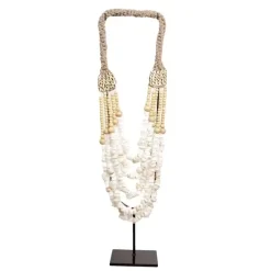 J38 schelp ketting ornament op voet standaard