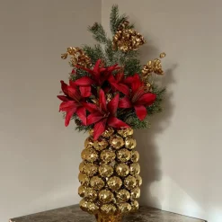 Kerstballen vaas goud met kerst boeket