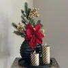 Kerstdecoratie set met zwarte vaas met kerstboeket en led kaarsen