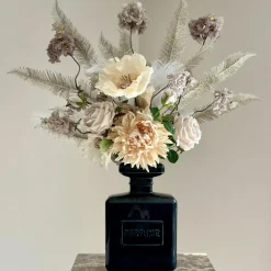Kunstbloemen boeket met zwarte parfum vaas