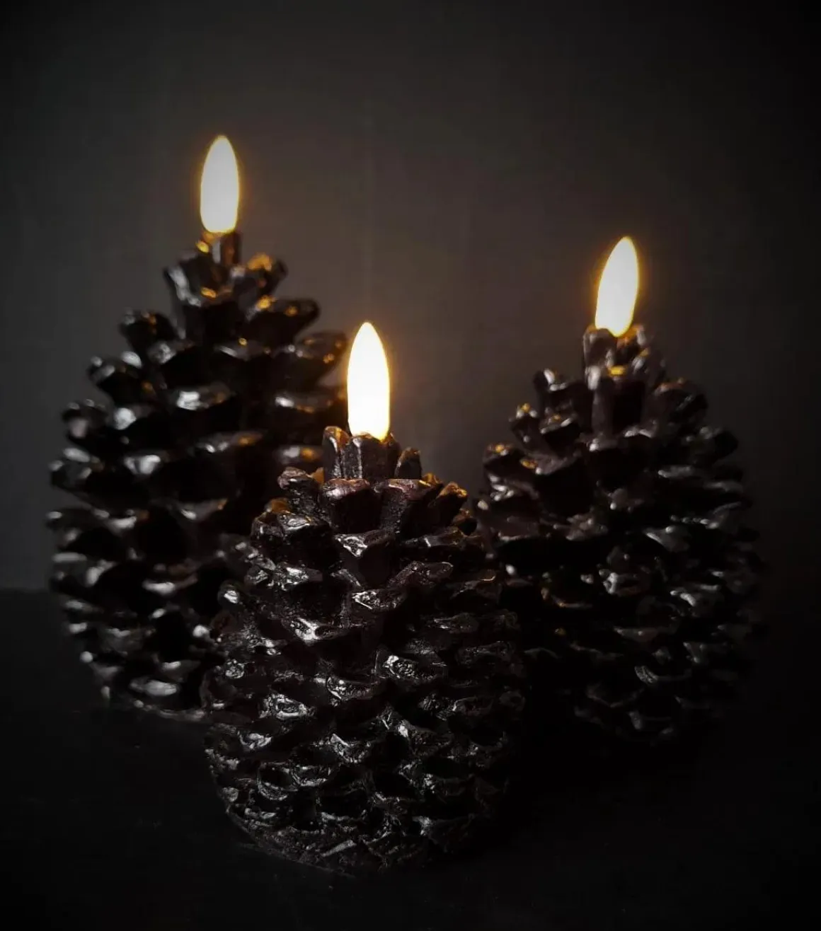 LED dennenappel kaars Countryfield zwart M