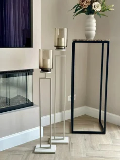Luxe beige vloerkandelaren set van 2 met taupe windlichten