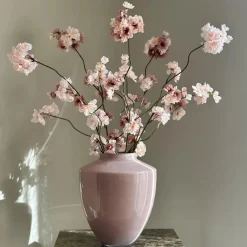 Roze vaas met zijden bloesemtakken