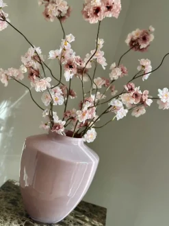 Roze vaas met zijden bloesemtakken